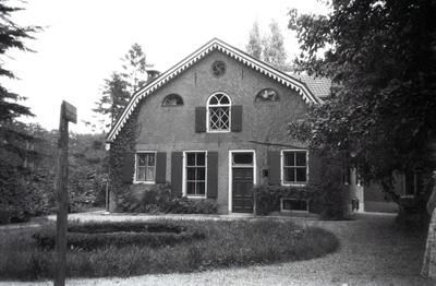 805418 Gezicht op de achtergevel van het het woonhuis van de familie Damen aan de Dorpsstraat te Cothen.N.B. Damen was ...